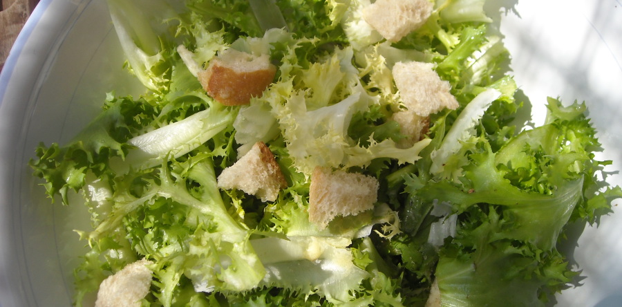 SALADE FRISéE AUX CROûTONS AILLéS